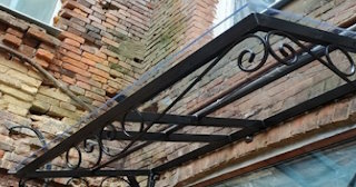 Угловые козырьки для частных домов и входов в волжском - НавесыВлж от 1775 рублей